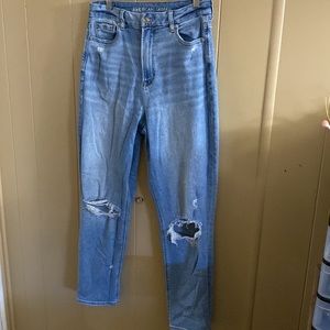 AMERICAN EAGLE CURVY MOM JEAN DISTRESSED